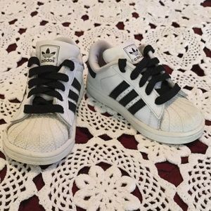 Boys Adidas throwback basketball sneaker size 9.